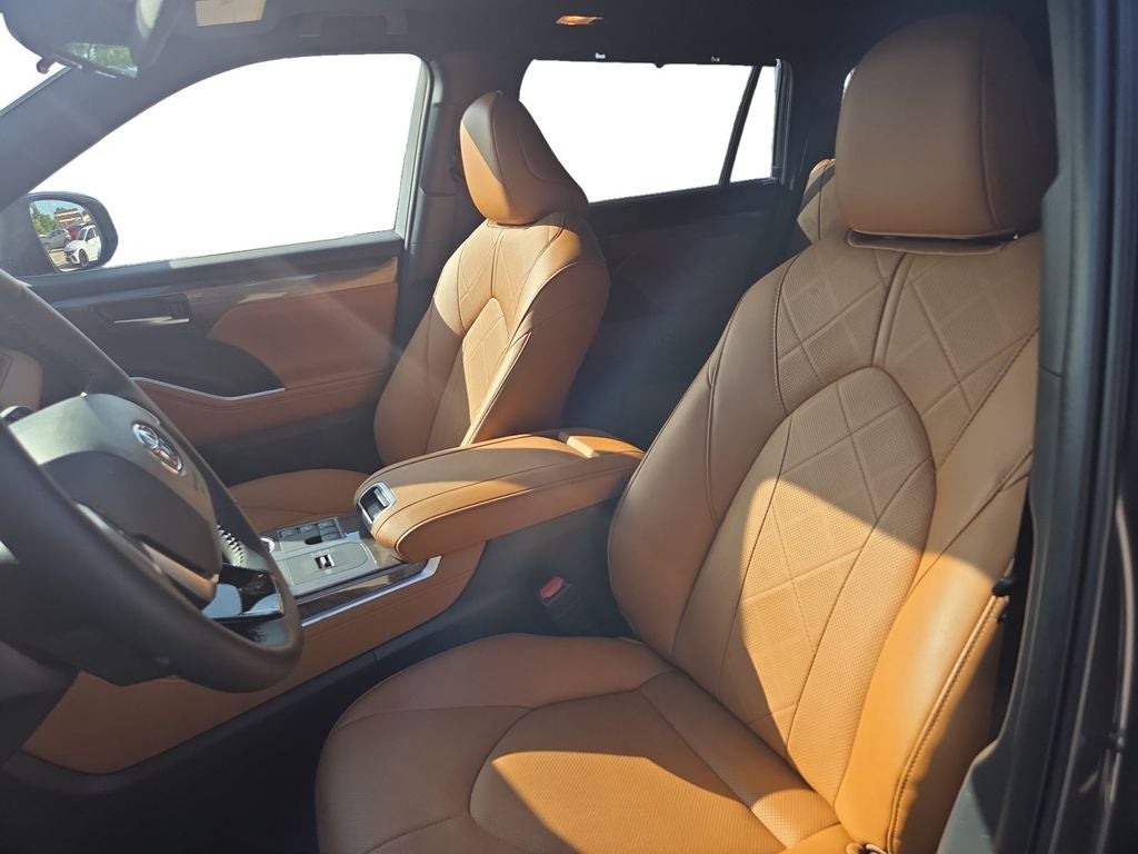 2025 Toyota Highlander Hybrid Platinum