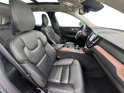 2023 Volvo XC60 Recharge Plug-In Hybrid T8 Plus Bright Theme